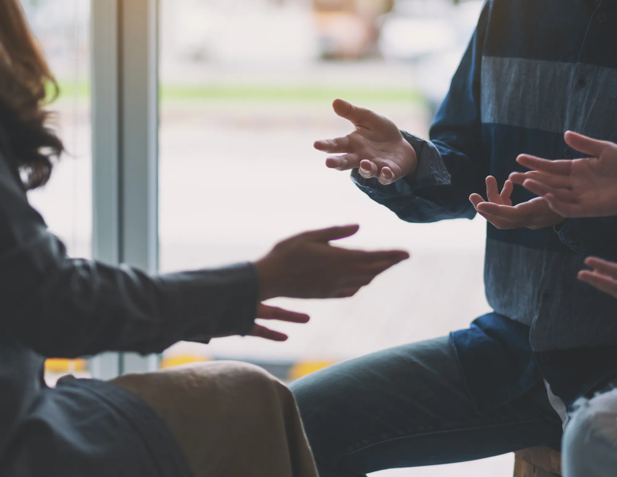 Twee mensen aan het praten met handbewegingen