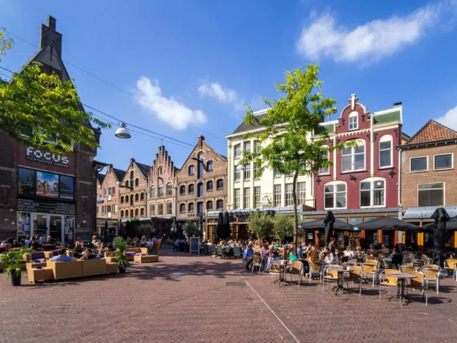 binnenstad Arnhem met terrasjes in de zomer
